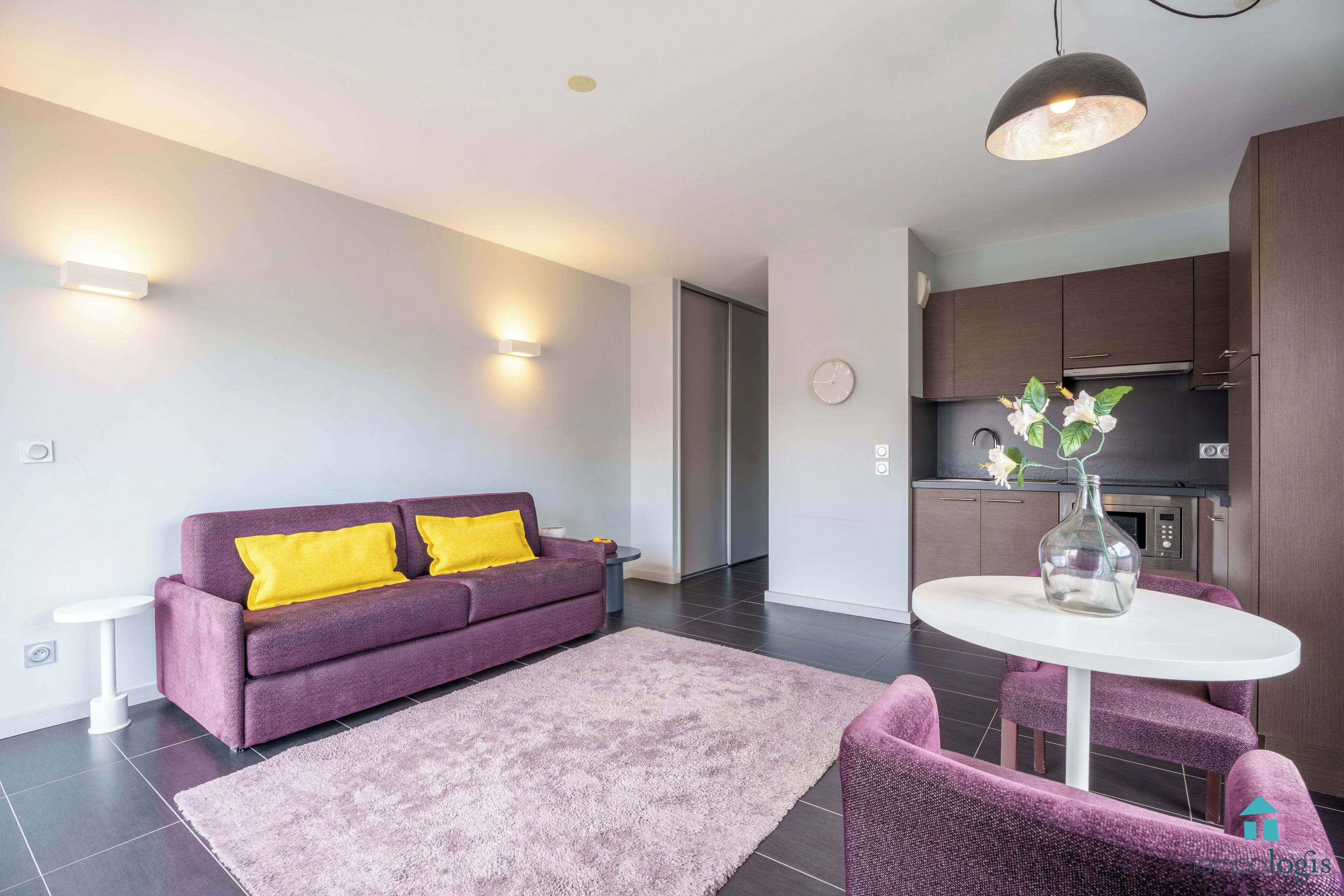 Studio Signature | 高級寝具、セレクト コンフォート製ベッド、遮光カーテン、防音設備