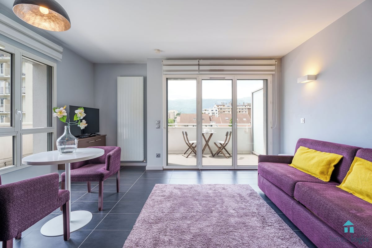 Studio Signature | Living area | 100-cm flat-screen TV with digital channels, TV