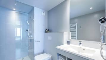 Suite Duo | Badezimmer | Dusche, Regendusche, kostenlose Toilettenartikel, Haartrockner