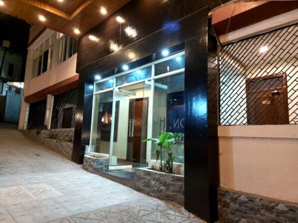 Fachada de la propiedad por la tarde o noche