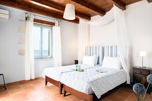 3 quartos, cofres nos quartos, ferros/tábuas de passar roupa