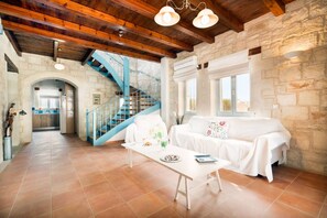 Smart TV, mesa de pingue-pongue, aparelho de som