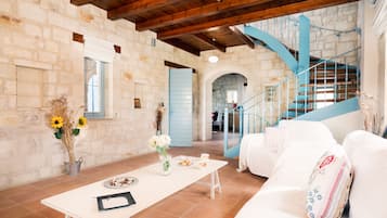 TV connectée, table de tennis de table, chaßne hi-fi