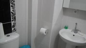 Suite Studio Standard | Salle de bain | Douche, articles de toilette gratuits, sĂšche-cheveux
