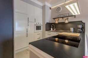 ثلاجة، فرن، موقد طهي مسطح، غسالة أطباق