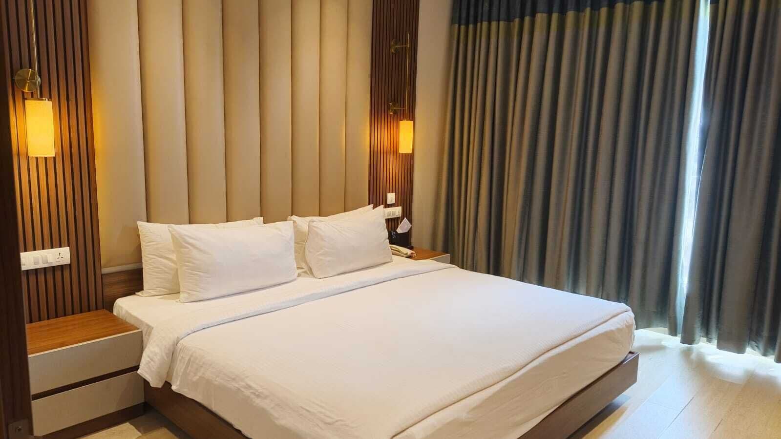Suite, 1 King-Bett | Hochwertige Bettwaren, Zimmersafe, laptopgeeigneter Arbeitsplatz