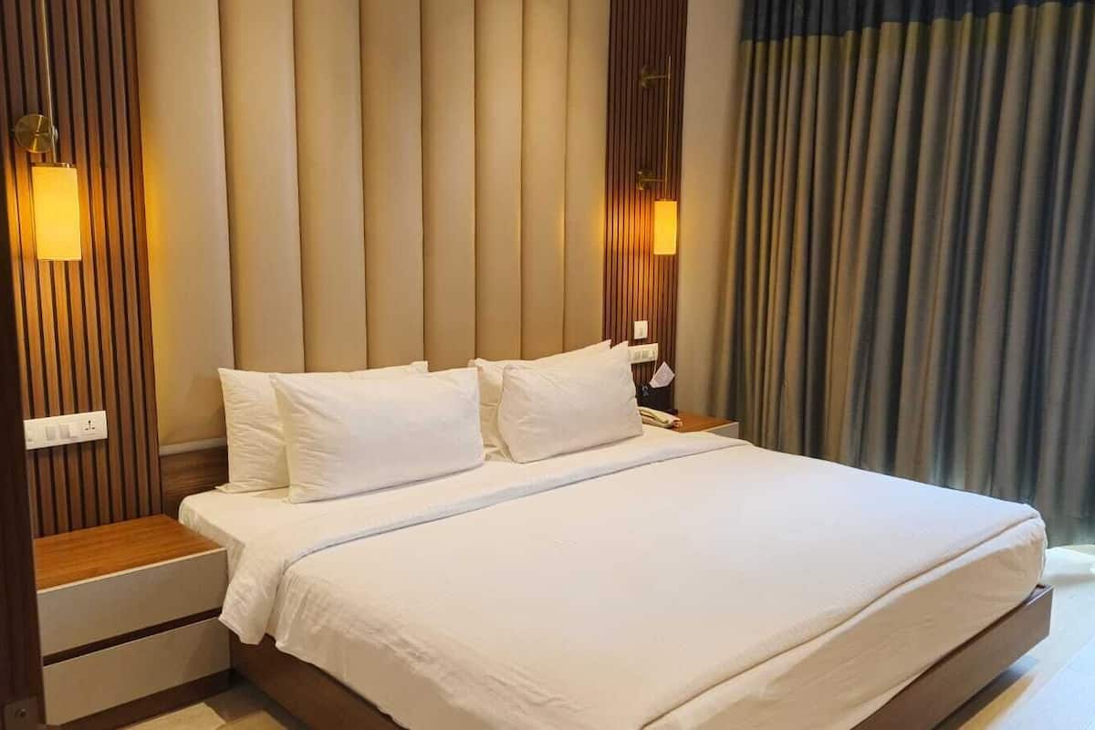 Suite, 1 King Bed | Premium bedding, in-room safe, laptop workspace, soundproofing