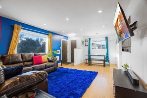 Smart TV, tavolo da calcetto, impianto stereo, studio