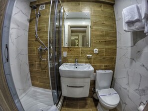 Quarto casal família | Banheiro | Produtos de toalete grátis, toalhas de banho, sabonete, shampoo