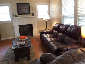 Fernseher, DVD-Player, Bücher