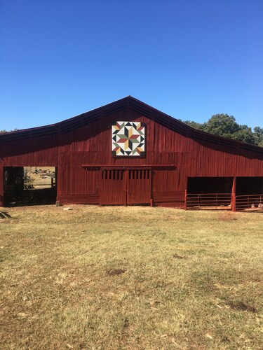 Discover Cherohala Skyway in just 6 mins! Cozy 3-bedroom retreat awaits.