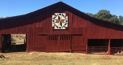 Discover Cherohala Skyway in just 6 mins! Cozy 3-bedroom retreat awaits.