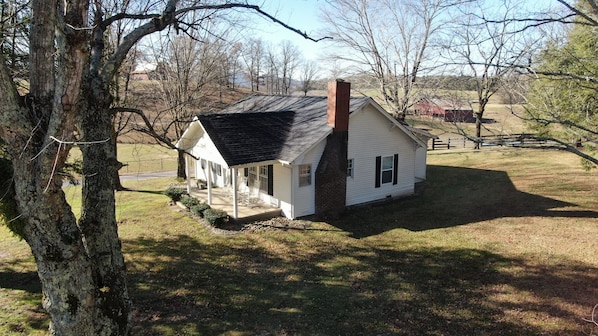 Exterior - Discover Cherohala Skyway in just 6 mins! Cozy 3-bedroom retreat awaits. (Tellico Plains)