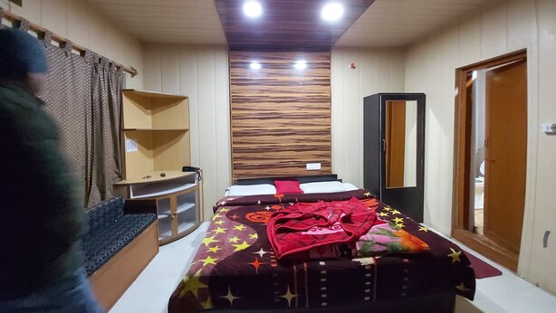 Deluxe Double Room | WiFi (free) - Goroomgo Neelam Raj Nainital (Nainital)