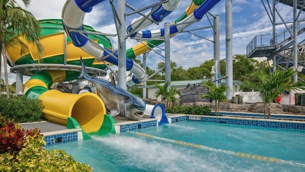 Parque acuático con múltiples toboganes y zona de piscina.