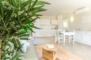 TV, DVD player, books, stereo - Villa Gaia Chia Laguna (Chia)