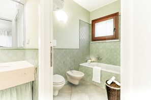 Hair dryer, towels, toilet paper - Villa Gaia Chia Laguna (Chia)
