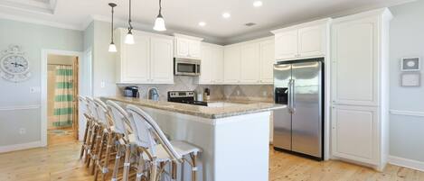 Réfrigérateur, micro-ondes, lave-vaisselle, cafetière/bouilloire