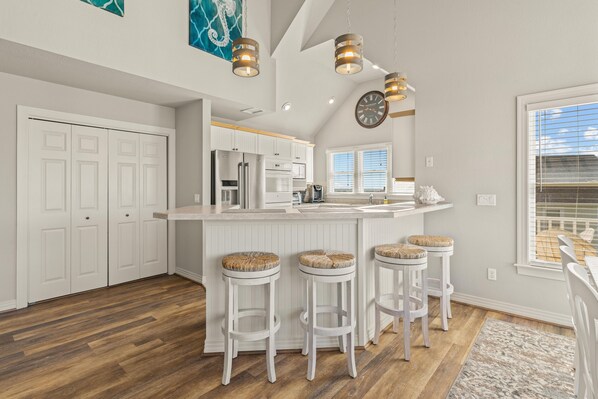 Fridge, microwave, oven, stovetop - Sunny Delight: Private Pool, Currituck Club Amenities (Corolla)