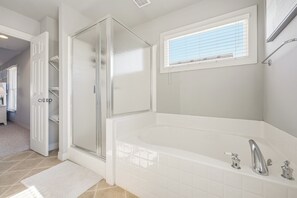 Combined shower/tub, towels