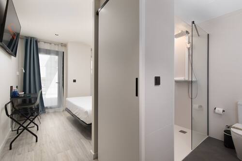 Escriptori, habitacions insonoritzades, wifi gratuïta i roba de llit