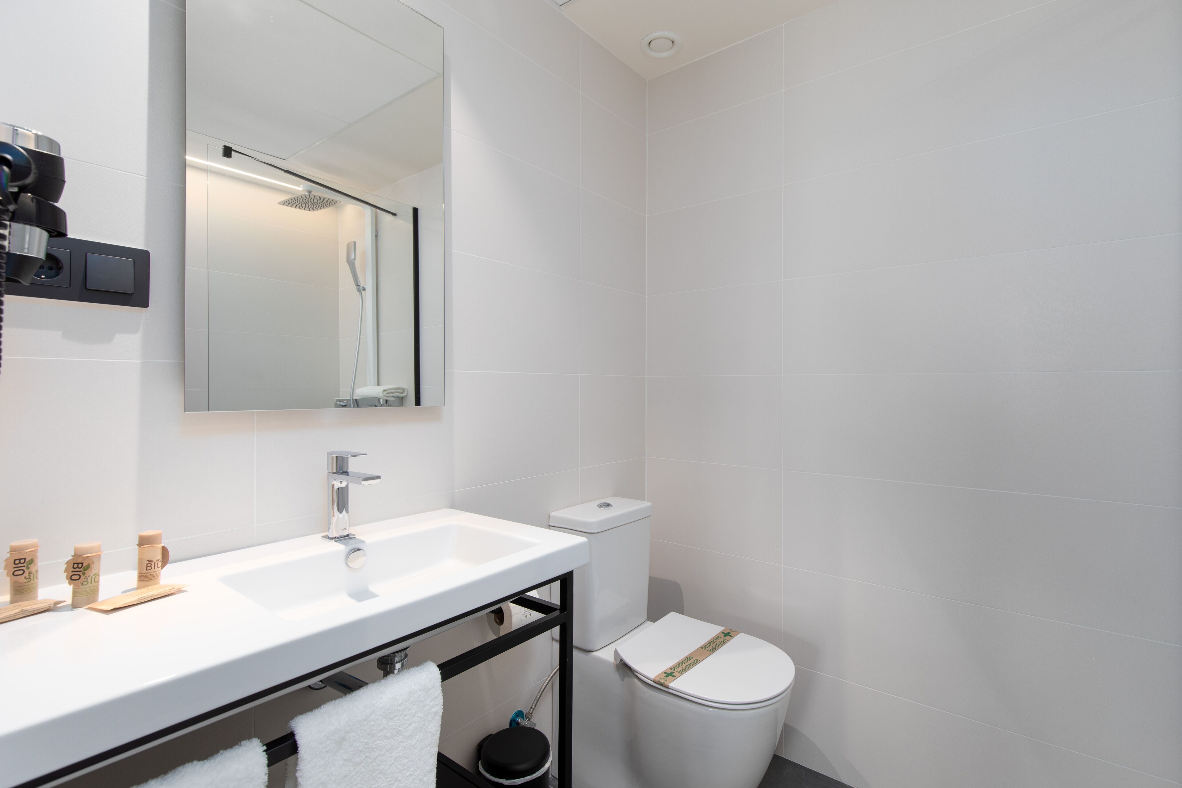 twin room | bathroom | towels