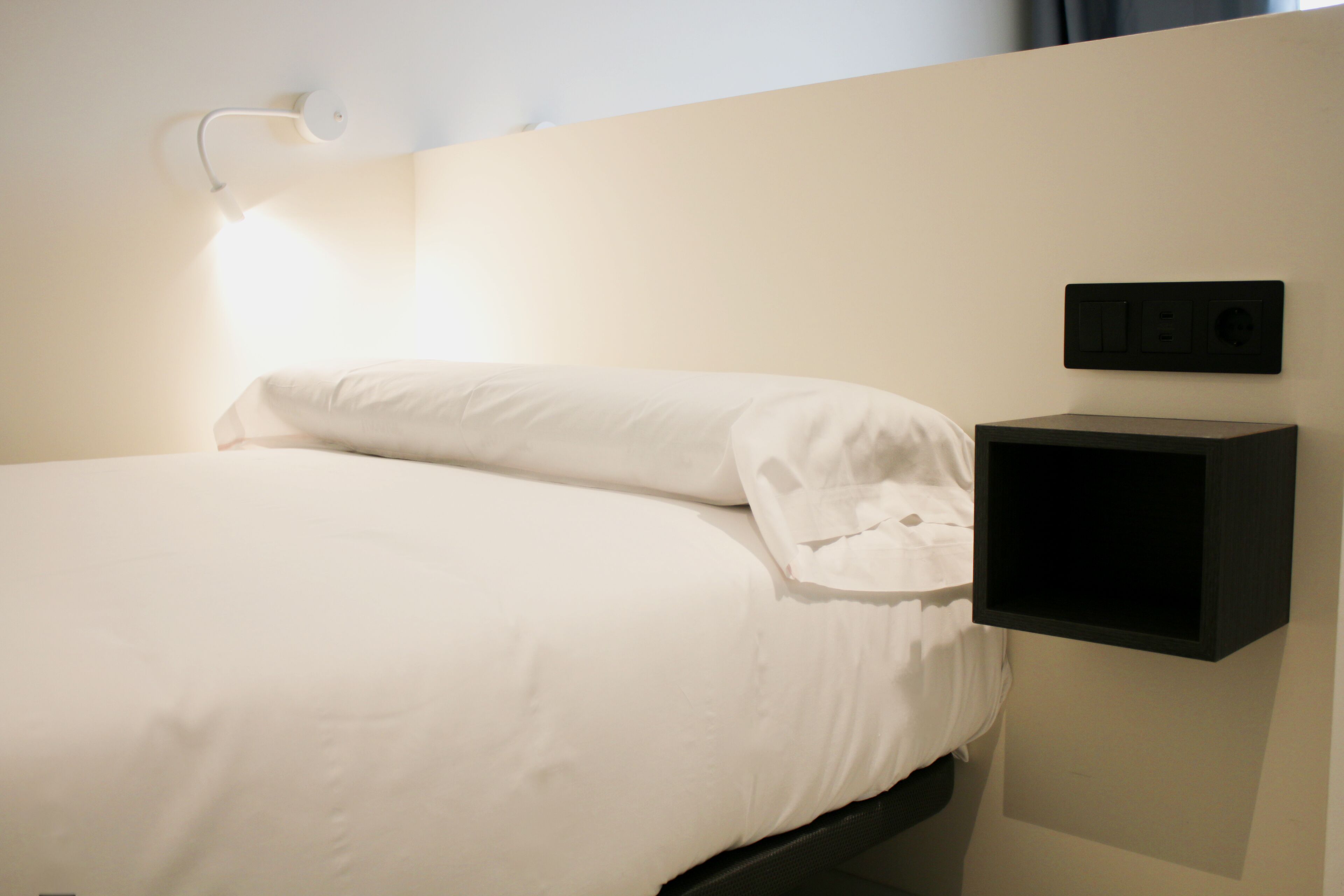 twin room | desk, soundproofing, free wifi, bed sheets