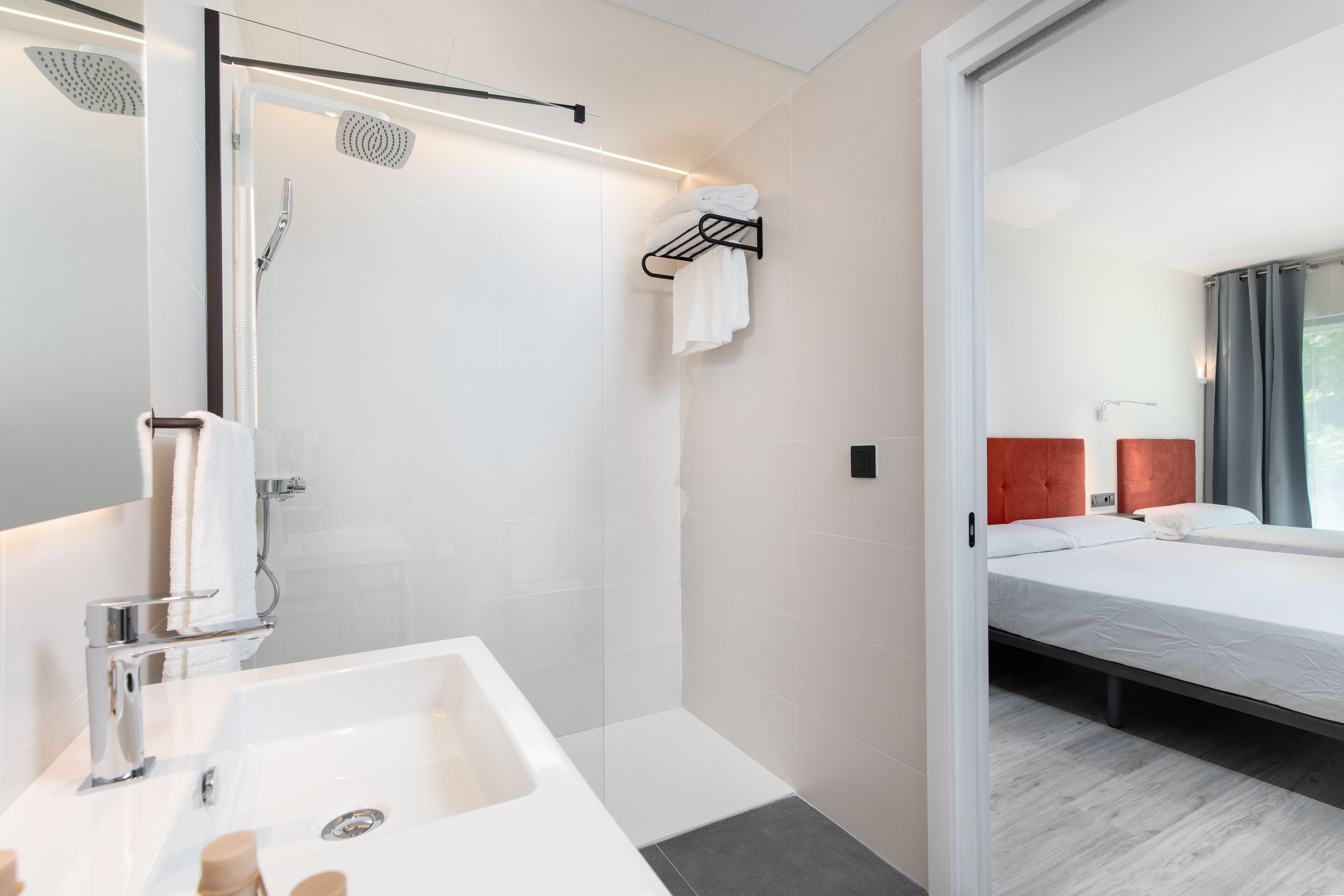 triple room | bathroom | towels