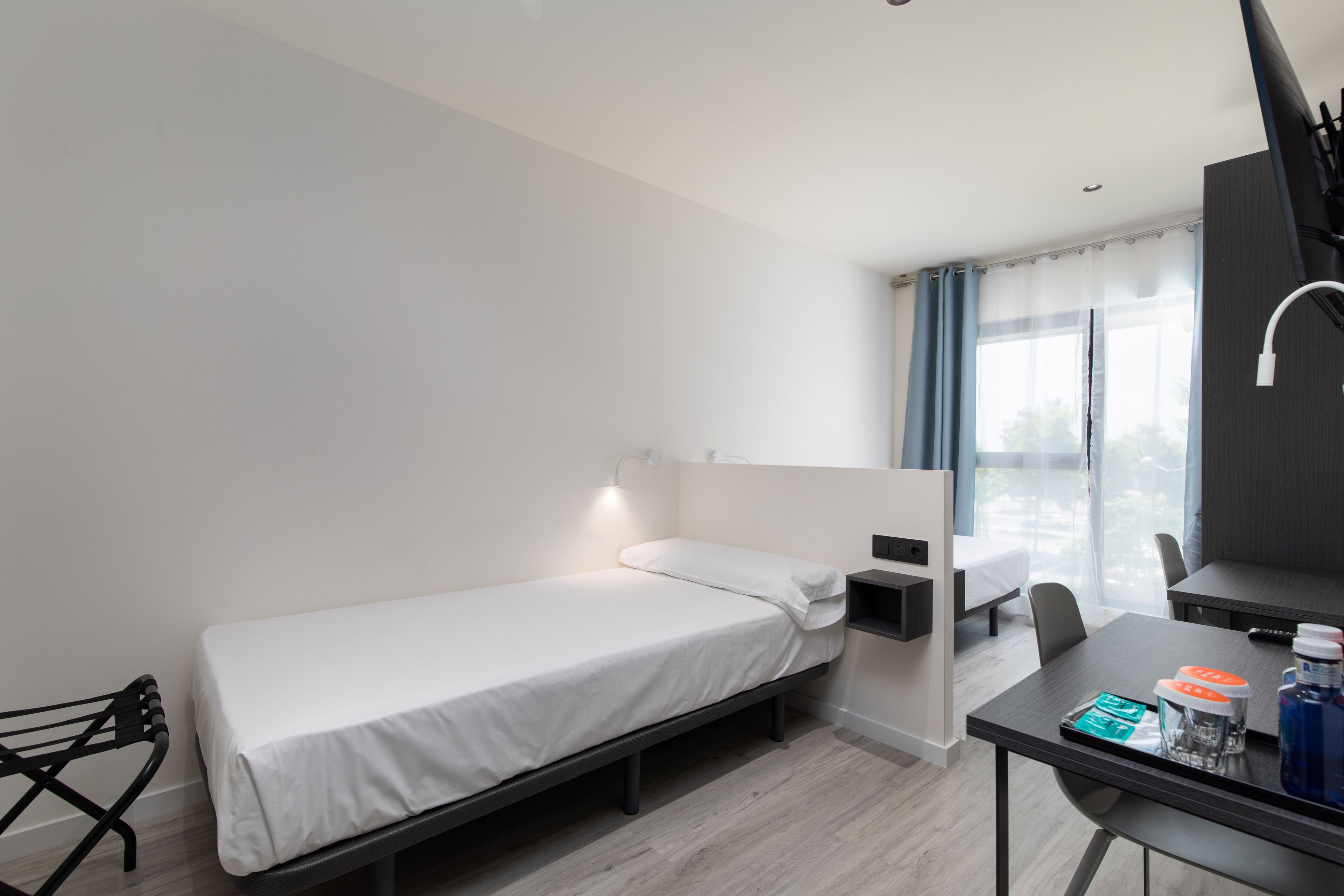 twin room | desk, soundproofing, free wifi, bed sheets