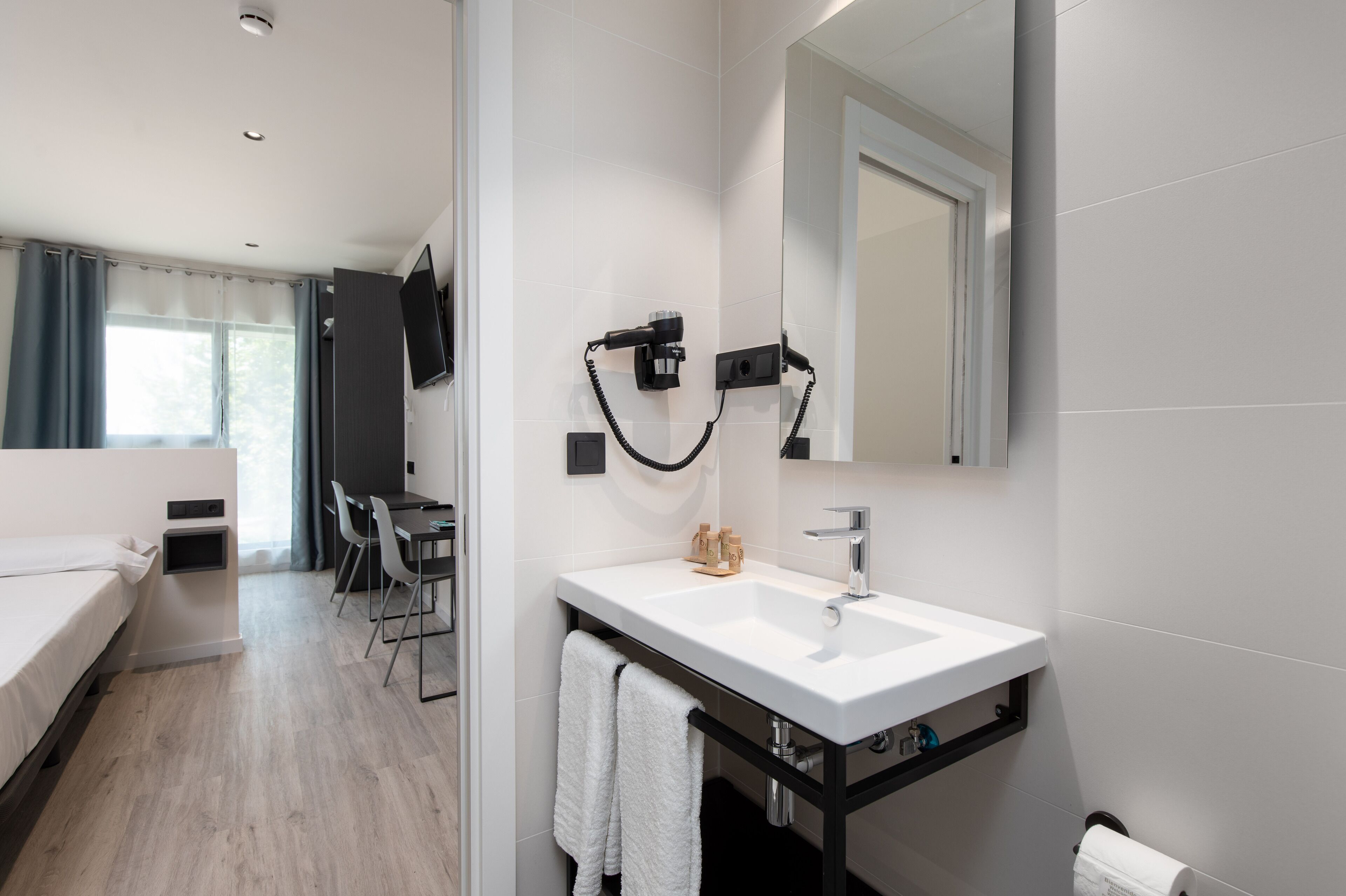 twin room | bathroom | towels