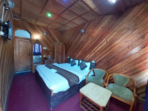 Egyptian cotton sheets, premium bedding, memory-foam beds, in-room safe - Goroomgo Lake View Mall Road Nainital (Nainital)