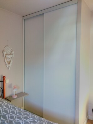 2 عدّة غرف نوم وسرير سفر