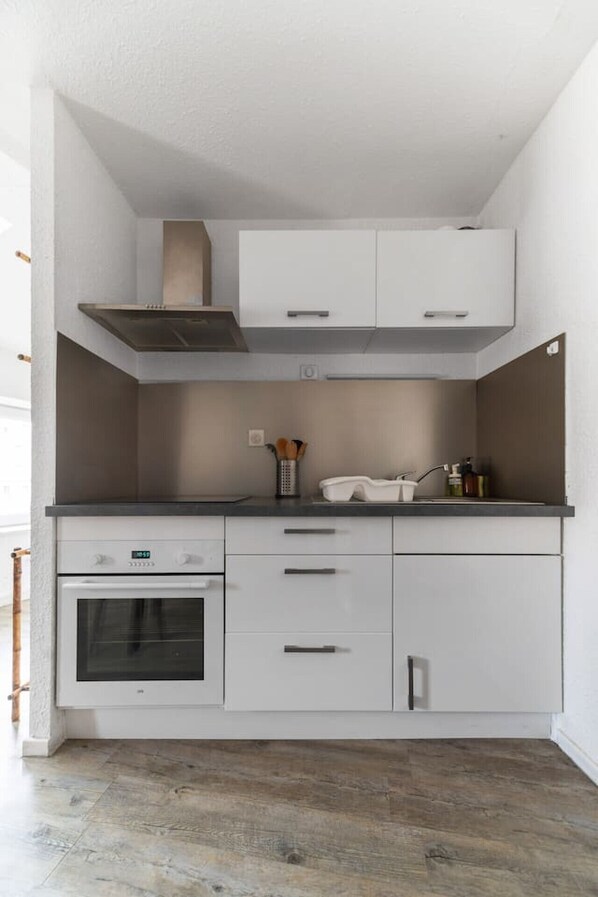 Kühlschrank, Mikrowelle, Ofen, Herdplatte