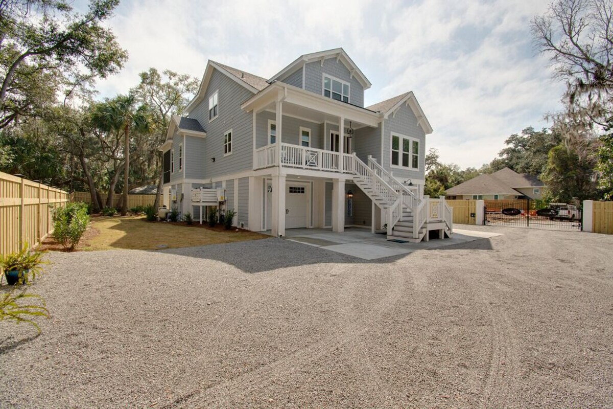 New Custom Built 6br. Pet Friendly and Gated home
We decorate for the Holidays