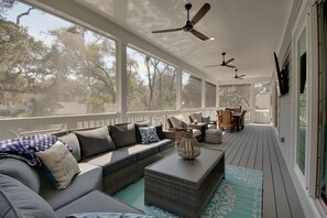 Smart TV, chimenea, futbolito y tenis de mesa 