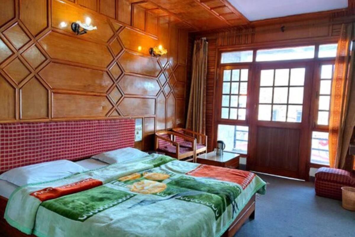 Habitación Deluxe doble, varias camas, balcón | Sábanas de algodón egipcio y ropa de cama de alta calidad