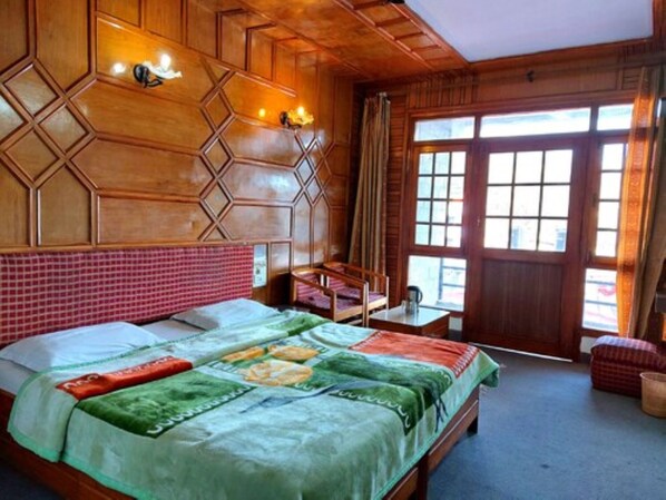 Egyptian cotton sheets, premium bedding, down duvets, memory-foam beds - Goroomgo Radha Continental Nainital (Nainital)