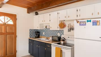 Een koelkast, een magnetron, een oven, een kookplaat