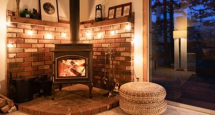 Scout’s Hideaway! Modern boho-chic cabin w/views & A/C