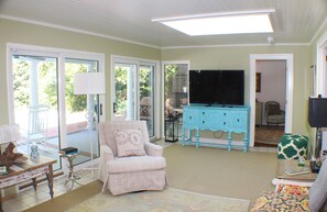 TV, peis, bordtennis og kontorer