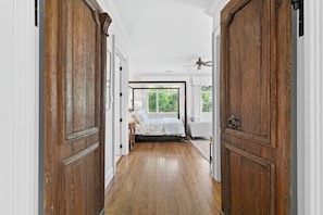 6 bedrooms, iron/ironing board, Internet, bed sheets