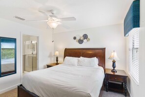 9 室のベッドルーム、デスク、アイロン / アイロン台、旅行用ベビーベッド