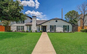 Exterior - Perfect Getaway Home w Pool, Jacuzzi, Cinema Room (Richardson)