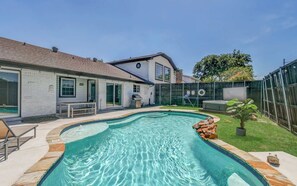 Pool - Perfect Getaway Home w Pool, Jacuzzi, Cinema Room (Richardson)