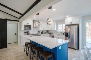 Fridge, microwave, oven, stovetop - Perfect Getaway Home w Pool, Jacuzzi, Cinema Room (Richardson)
