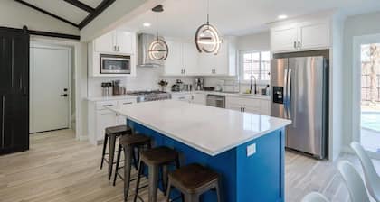 Perfect Getaway Home w Pool, Jacuzzi, Cinema Room