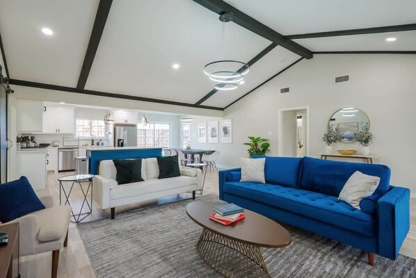 TV, fireplace, offices - Perfect Getaway Home w Pool, Jacuzzi, Cinema Room (Richardson)