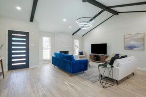 Televisio, takka, työhuone