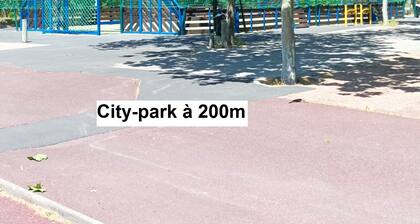 Lara 5 - Large, quiet T2 parental room Private parking near the beach