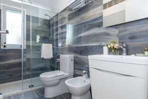 Een douche, een haardroger, handdoeken